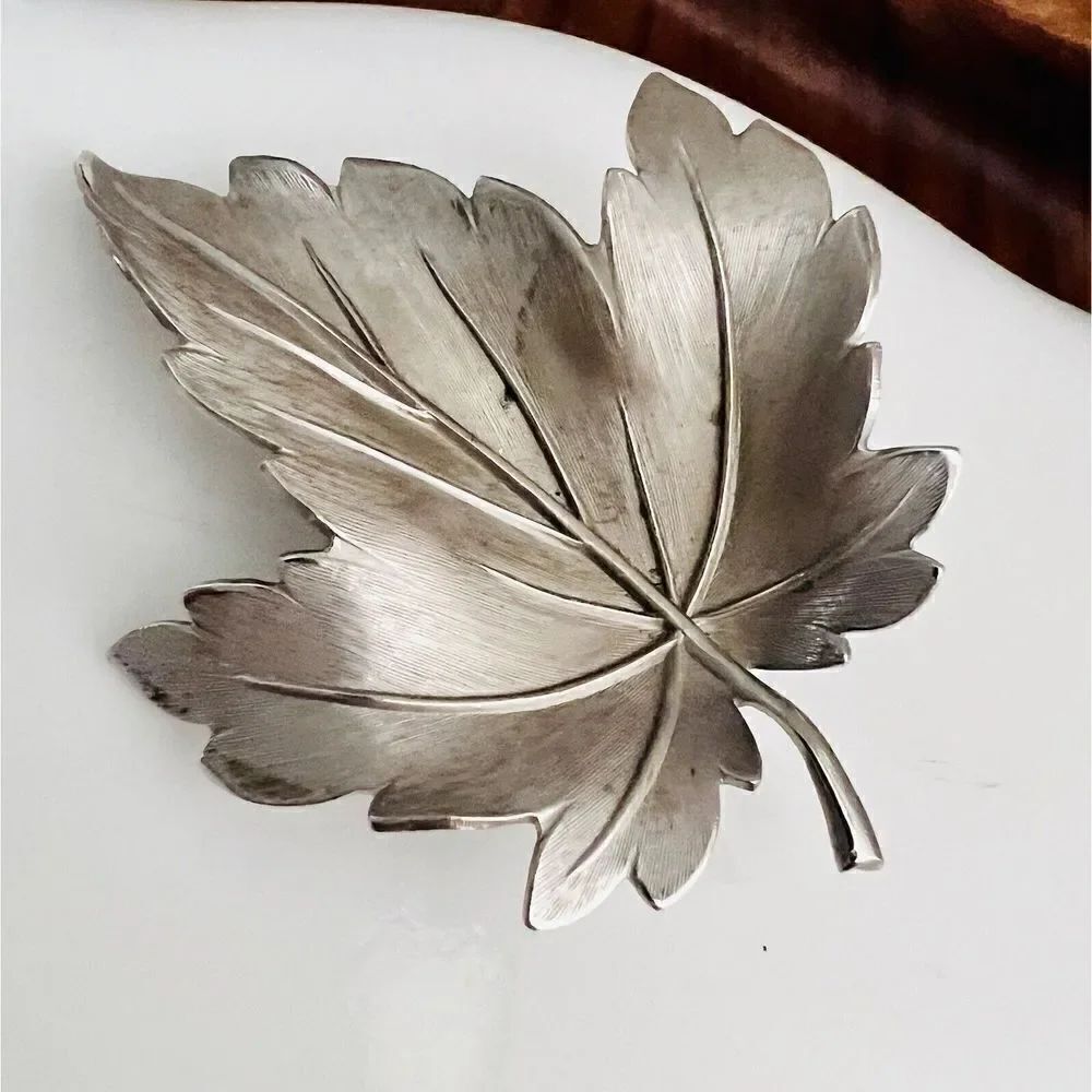 Vintage Giovanni Signed Maple Leaf Brooch Silver Plated Mid Century Modern 4023